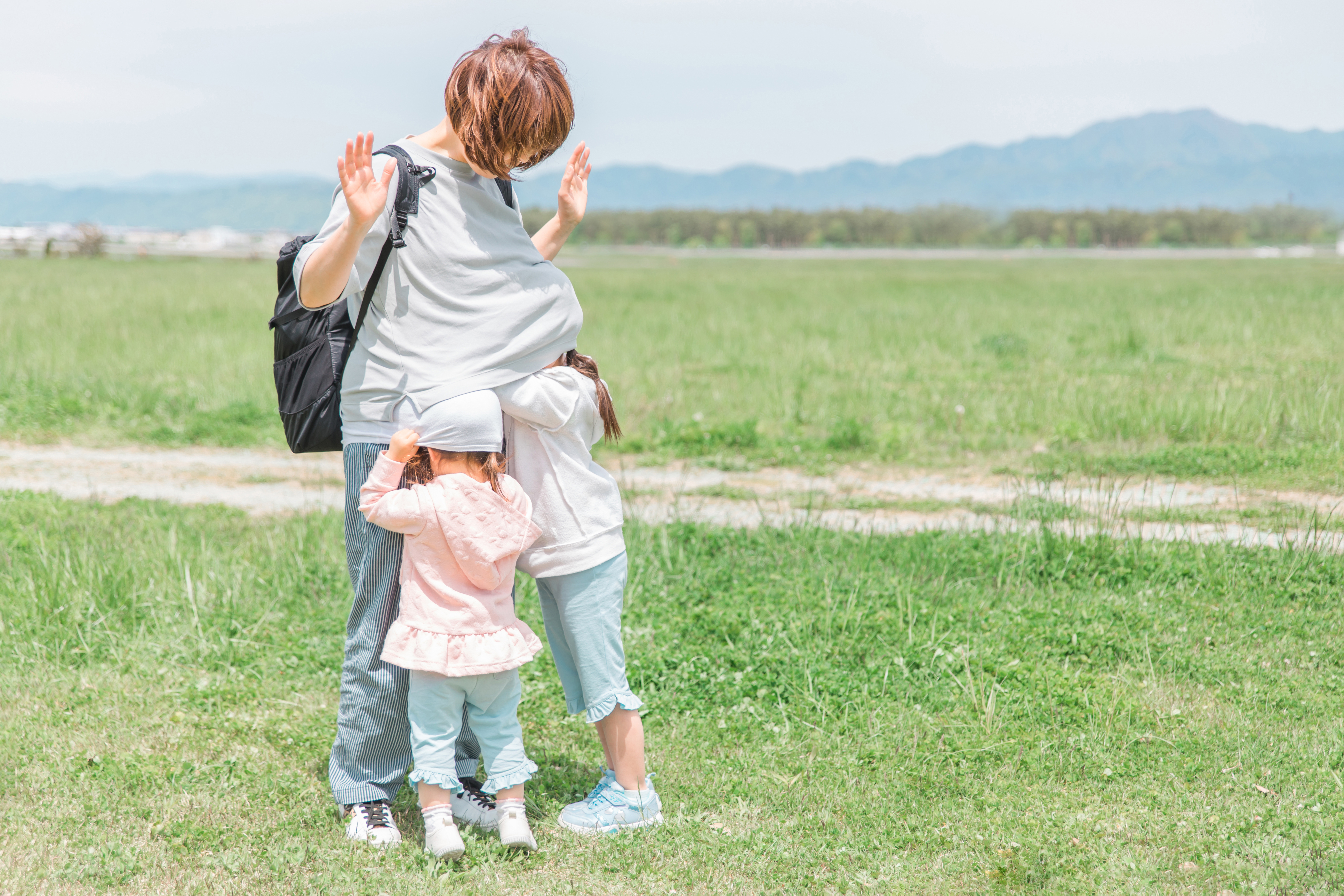 恥ずかしがる子供